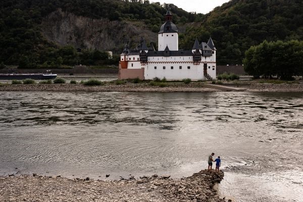 Bờ sông Rhine gần lâu đài Pfalzgrafenstein ở Kaub, Đức. Ảnh: Ben Kilb