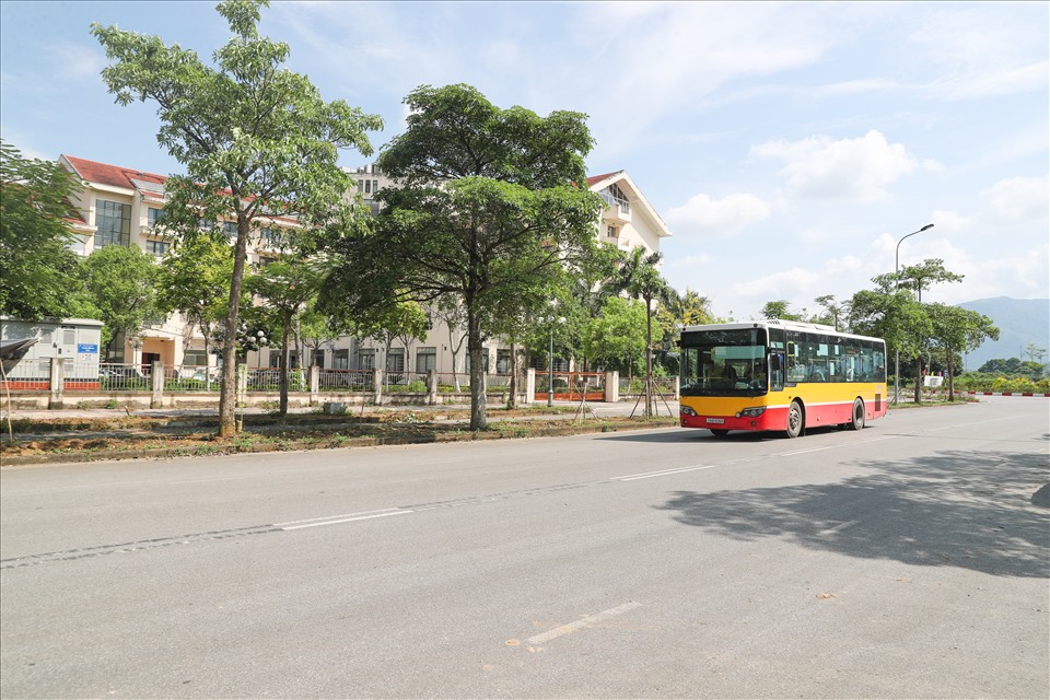 Hiện tại đã có 2 tuyến xe bus 74 và 107 đón trả trong khuôn viên Đại học Quốc gia Hà Nội tại Hòa Lạc, trong thời gian tới sẽ bổ sung thêm các tuyến bus nhanh phục vụ nhu cầu sinh viên đi lại.