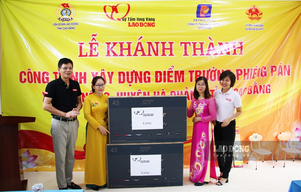 Nhân dịp này, Quỹ Tấm Lòng Vàng cũng trao tặng 2 tivi cho cô trò điểm trường Phiêng Pán.