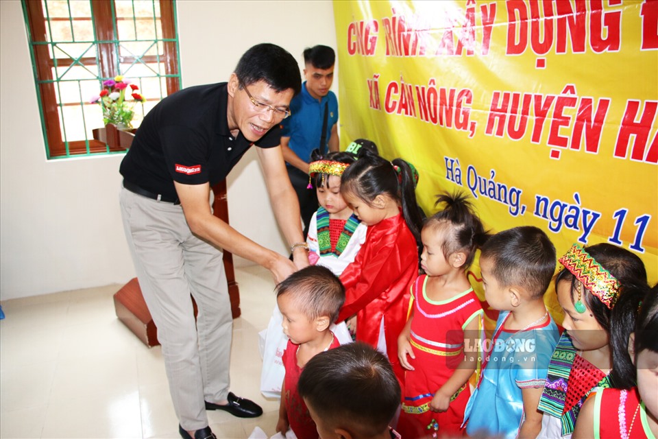 Ông Nguyễn Ngọc Hiển - Tổng Biên tập Báo Lao Động tặng quà cho các em nhỏ tại điểm trường.