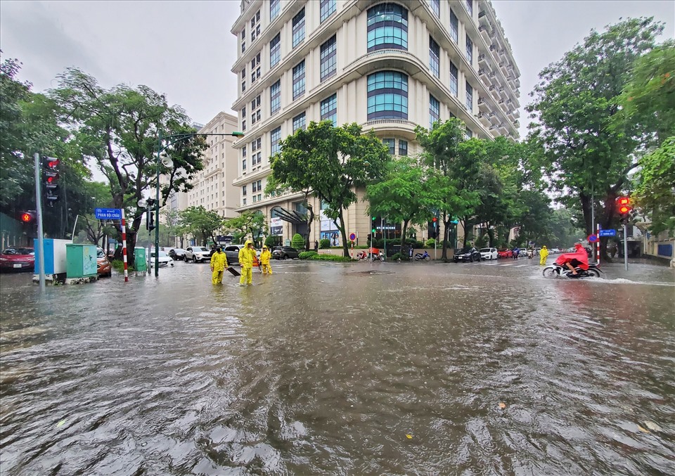 Do ảnh hưởng của bão số 2 bão Mulan, hiện tại khu vực Hà Nội đang có mưa lớn, nhiều tuyến đường đã xuất hiện tình trạng ngập úng trên nhiều tuyến phố.