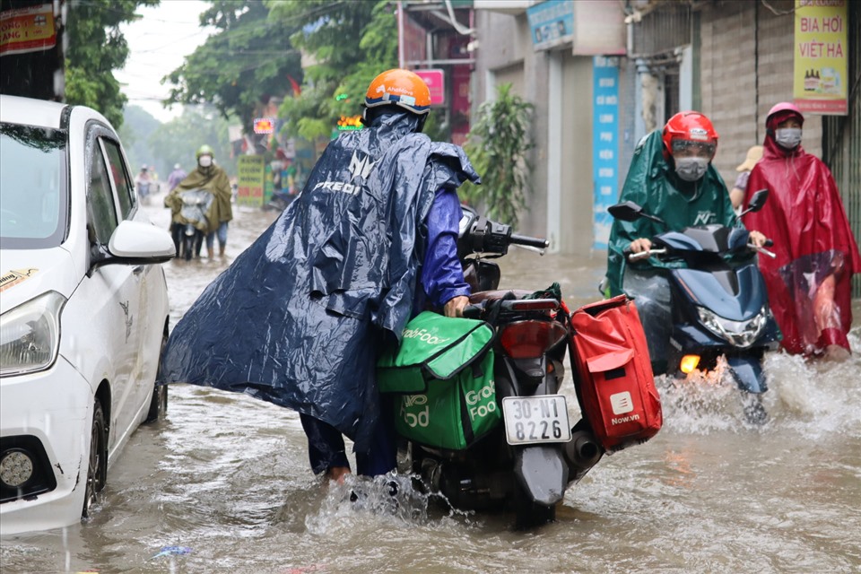 Dự báo trong hôm nay và ngày mai, thủ đô Hà Nội sẽ có mưa vừa, mưa to, có nơi mưa rất to và dông với lượng mưa phổ biến từ 70-150mm, có nơi trên 150mm.