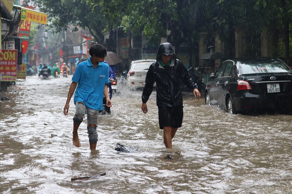Ghi nhận tại đường Tân Triều, Thanh Trì, Hà Nội lúc 12h, nước ngập sâu khoảng 50cm. Nước ngập sâu khiến việc di chuyển của người dân gặp khó khăn, nhiều xe chết máy
