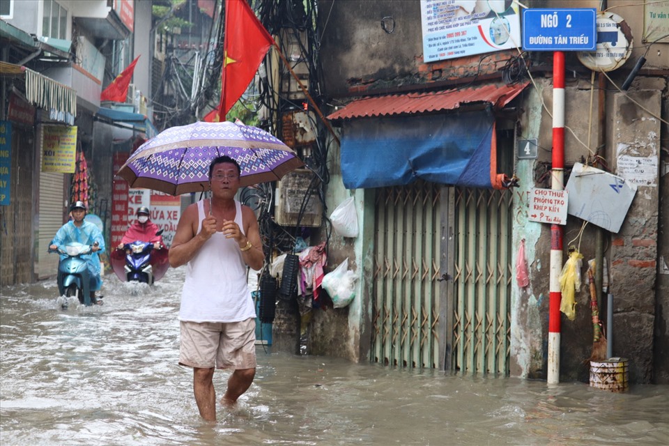 Ông Hoàng Văn Thái sống tại Tân Triều cho biết mưa ngập từ 8h sáng. “Chúng tôi ở đây đã quen với việc ngập lụt. Hễ mưa là nước không thoát được, ảnh hưởng rất nhiều tới sinh hoạt của người dân.“, ông Thái cho hay