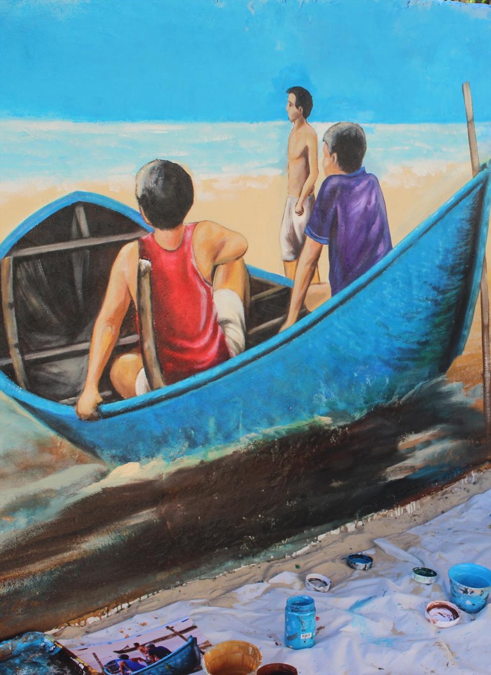 Một bức bích hoạ phản ánh đời sống của người dân làng chài ở làng bích hoạ Tam Thanh. Ảnh: vntravellive
