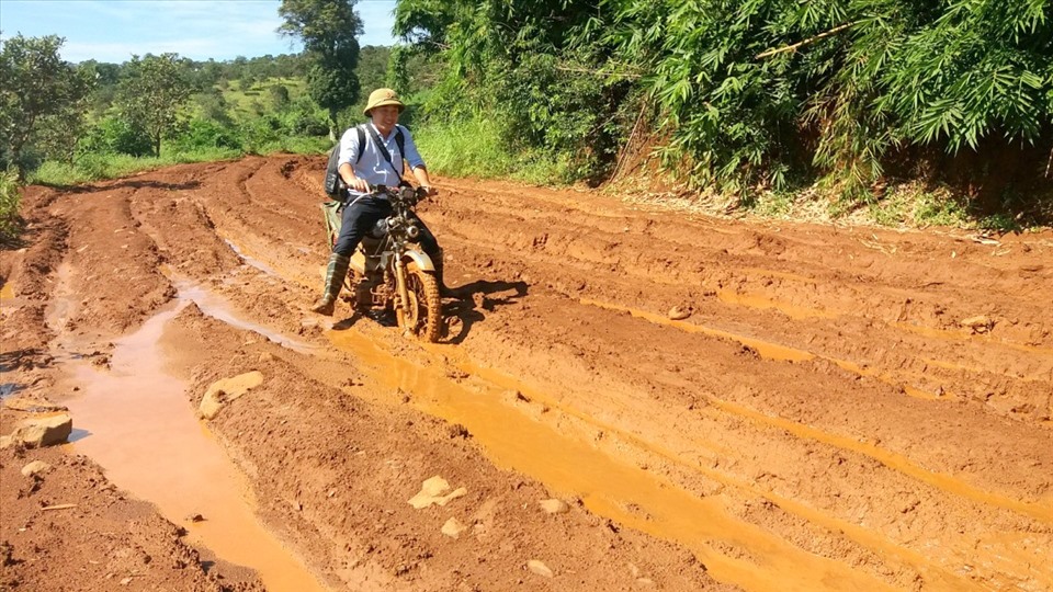 Vào mùa mưa, chỉ có những xe “độ chế” mới vượt qua thử thách những chặng đường lầy lộ, bùn đất nhão nhoẹt.