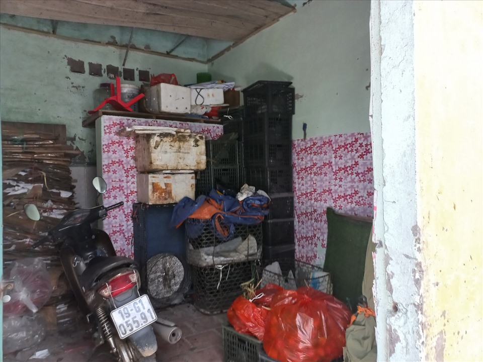 Trong phòng trọ của một công nhân tại thôn Bầu, xã Kim Chung, huyện Đông Anh chồng chất đồ đạc, tiềm ẩn nguy cơ cháy, nổ.
