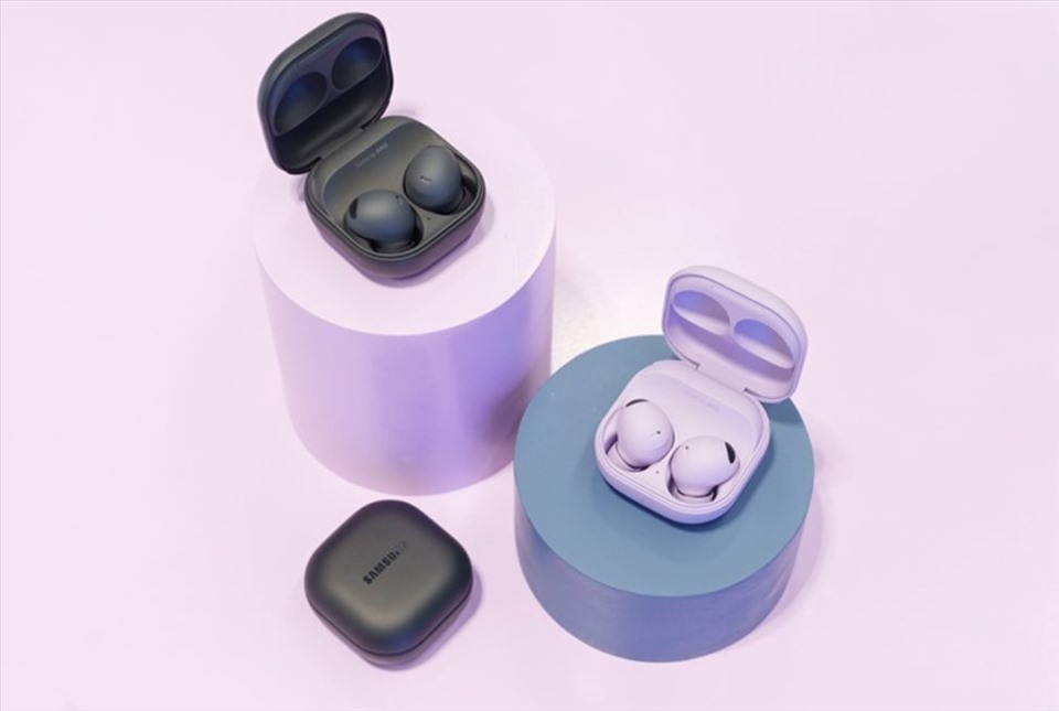 Mẫu tai nghe Galaxy Buds 2 Pro với nhiều màu sắc và khả năng chống ồn chủ động được cho là sẽ thách thức Airpods của Apple. Ảnh: AFP