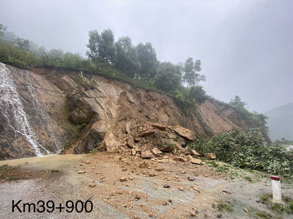 Mưa lớn gây sạt lở tại nhiều tuyến đường ở tỉnh Sơn La.