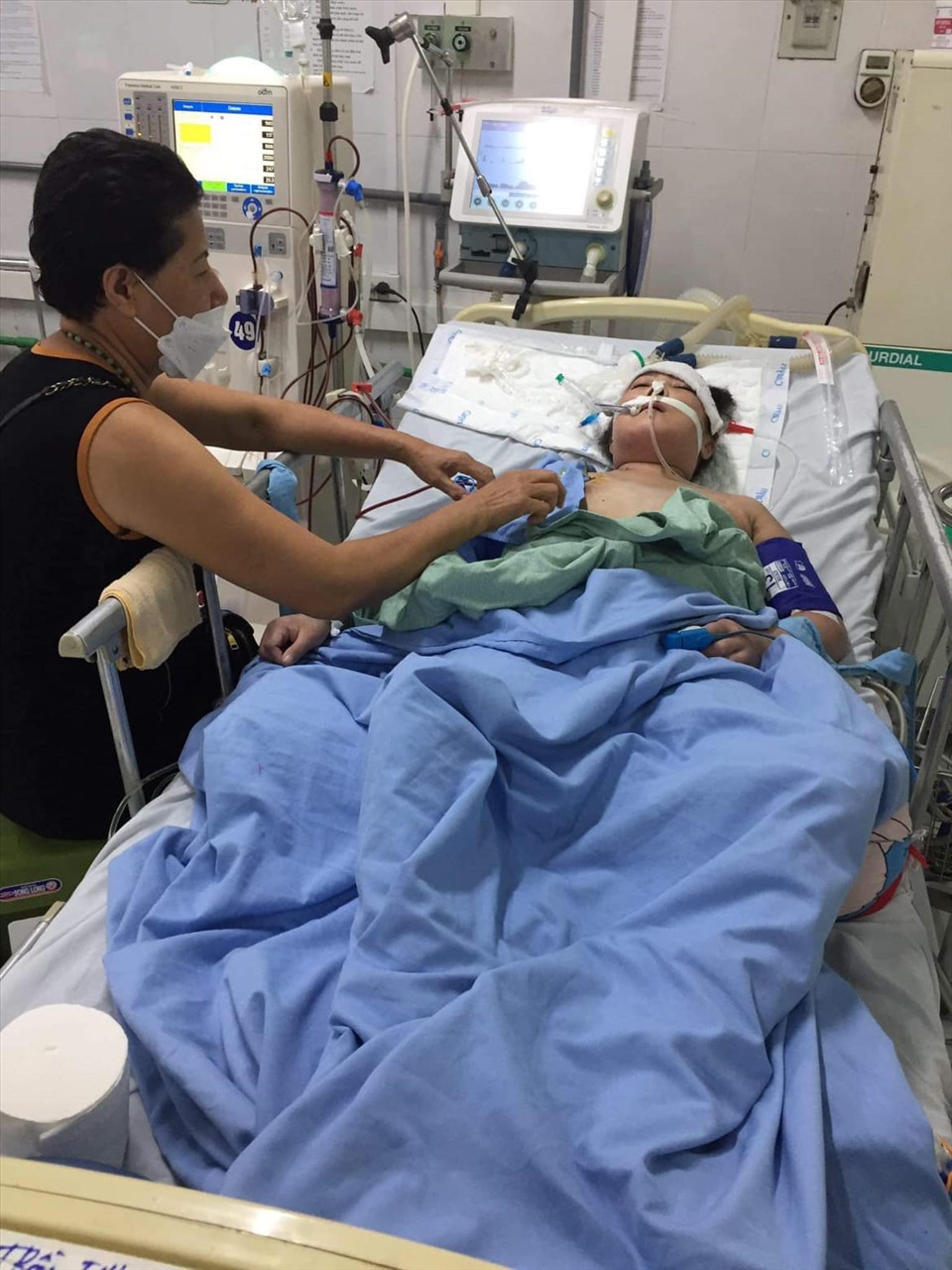 Chị Hạnh khi điều trị tại Bệnh viện Bạch Mai (Hà Nội). Ảnh: NVCC.