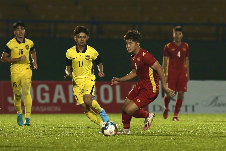 Thế trận đôi công diễn ra giữa U19 Việt Nam và Malaysia. Ảnh: Thanh Vũ