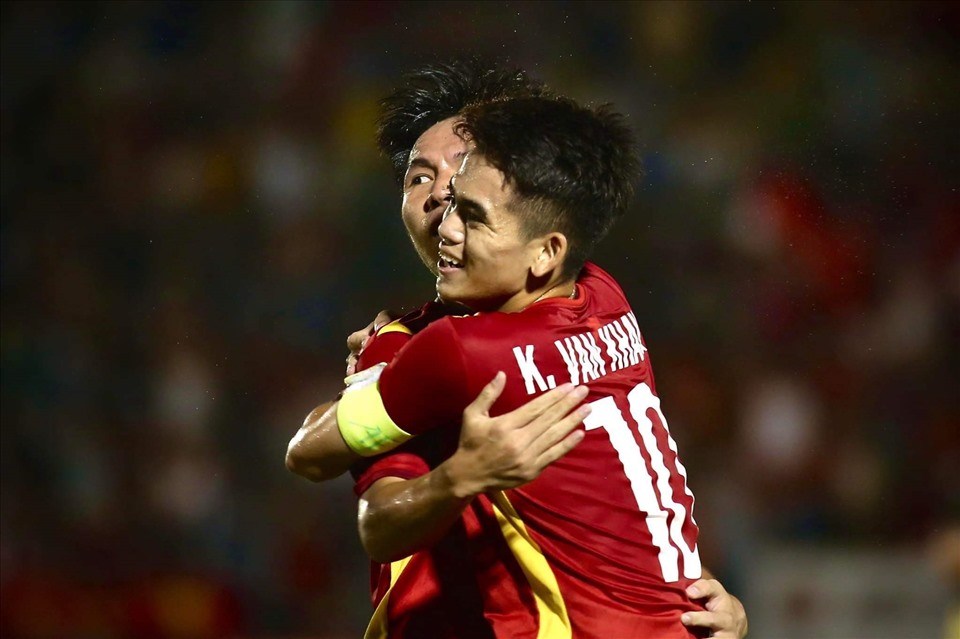 Văn Khang và Văn Tú phối hợp đẹp mắt mở tỉ số cho U19 Việt Nam. Ảnh Thanh Vũ
