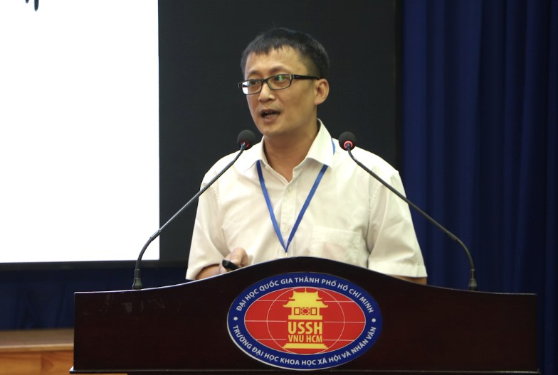 TS Lưu Tuấn Anh trình bày tóm tắt kết quả điều tra thực trạng đào tạo về Hàn Quốc ở Việt Nam. Ảnh: Thủy Tiên