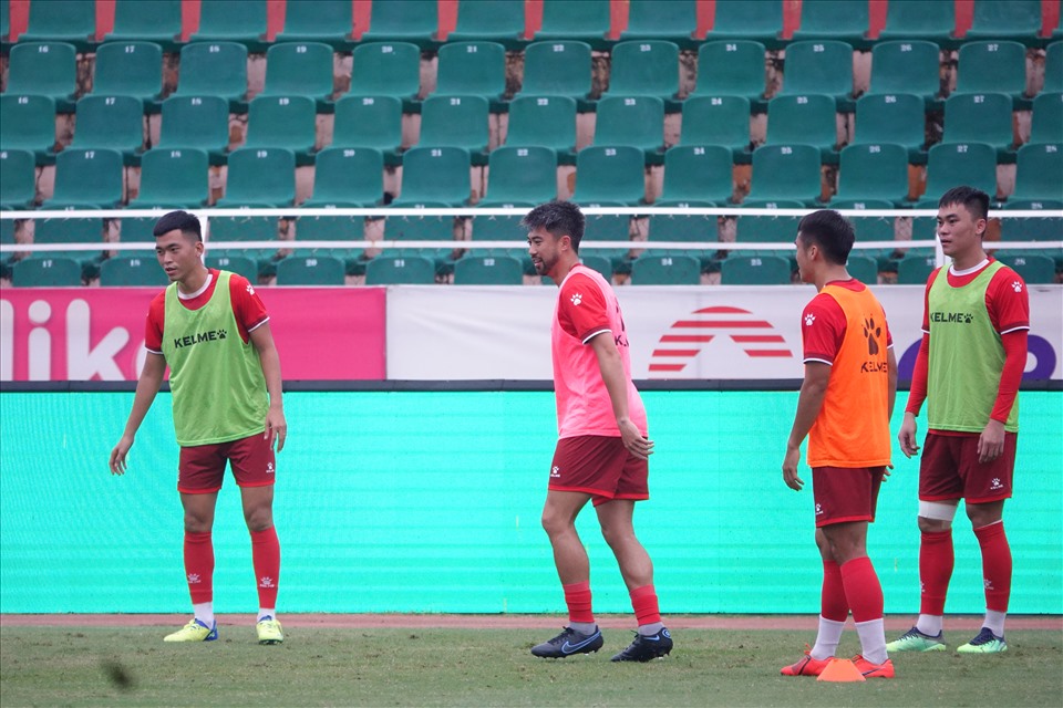 Lee Nguyễn hào hứng tập luyện cùng đội TPHCM trước trận gặp Bình Định. Ảnh: Nguyễn Đăng