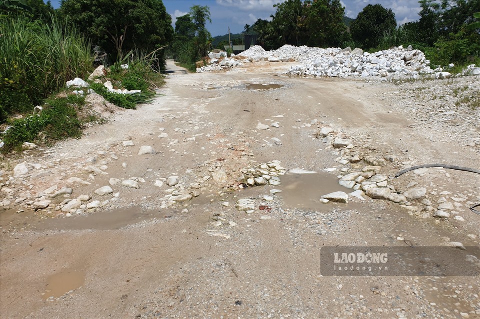 Con đường liên thôn, tổ dân phố bị cắt ngang bởi những bùn đá của công ty.