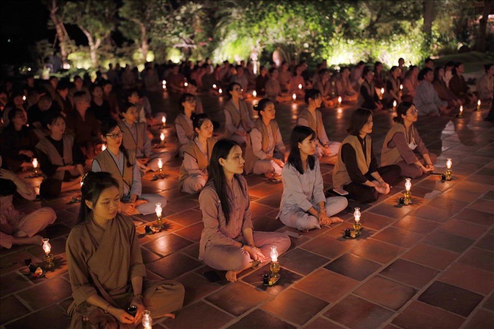 Khoảnh khắc tìm về an trú, nương tựa bình an, lắng nghe những câu chuyện thiền vị để  luôn an vui, nhìn đời bằng mắt thương của các Phật tử đến từ nhiều tỉnh thành.