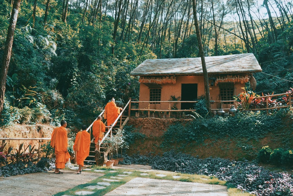 Những căn nhà đất bình dị, mộc mạc thu hút nhiều quý sư và Phật tử các tỉnh thành ghé thăm - Ảnh Lương Đình Khoa