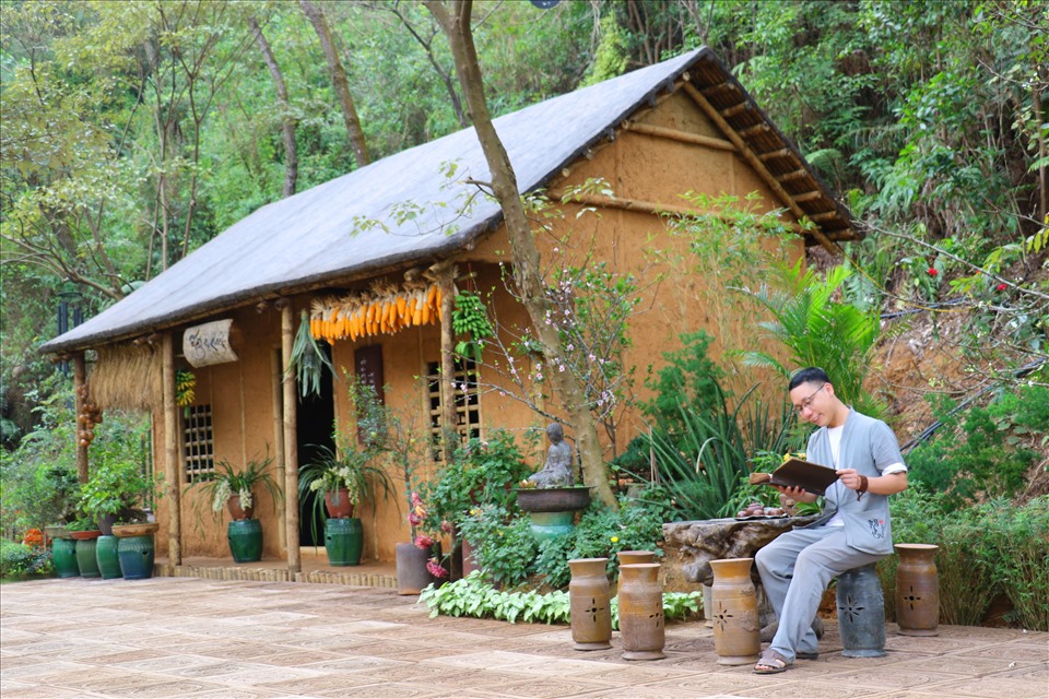 Nhà thơ Lương Đình Khoa với những khoảnh khắc trải nghiệm an lạc tại chùa Địa Tạng Phi Lai.