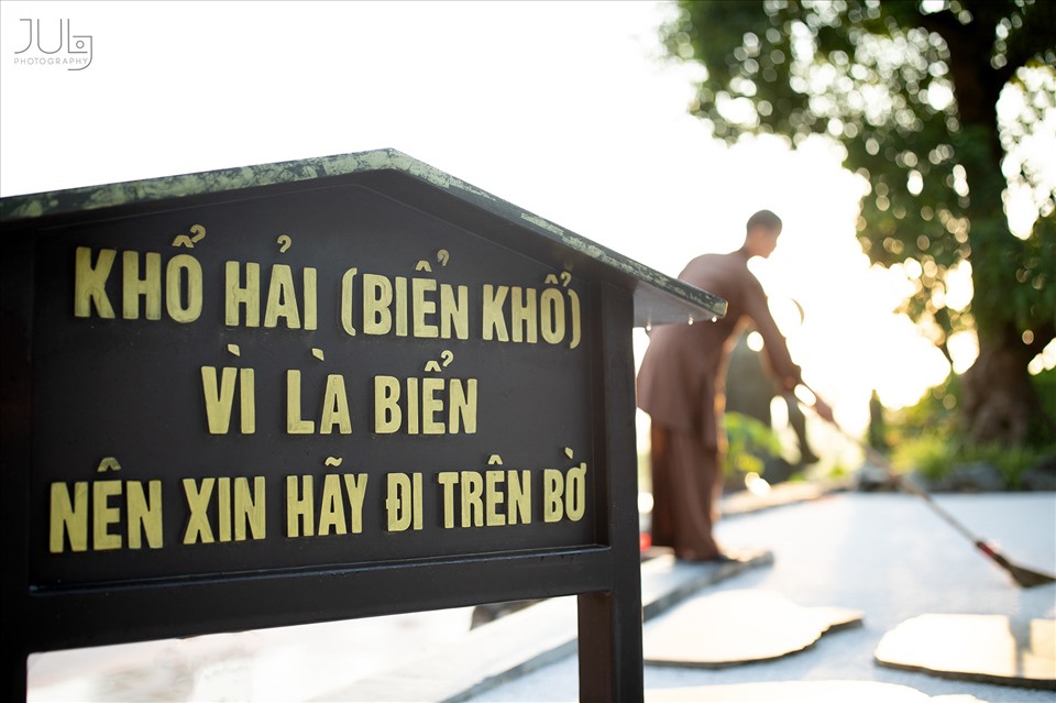 Một tấm biển mang thông điệp ý vị, nhẹ nhàng để mỗi vị khách ghé thăm biết cách di chuyển qua sân đá trắng.