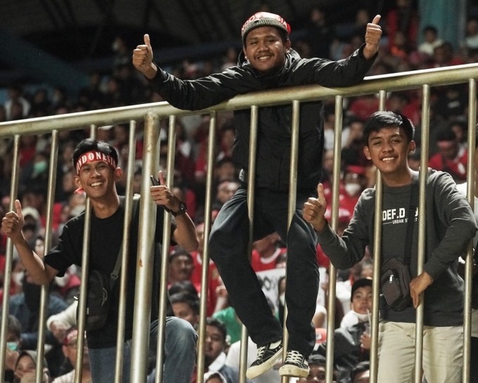 Các cổ động viên Indonesia cổ vũ rất cuồng nhiệt. Ảnh: PSSI