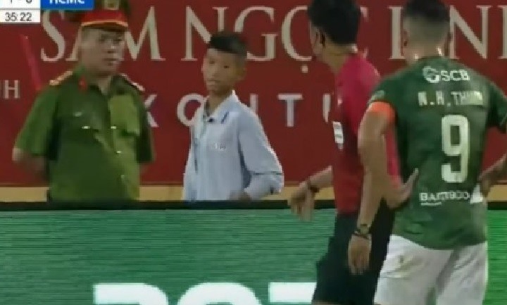 Các cậu bé nhặt bóng liên tục ném bóng vào sân làm gián đoạn trận đấu, khi đội chủ nhà Nam Định đang dẫn trước với tỉ số 2-1. Ảnh chụp màn hình