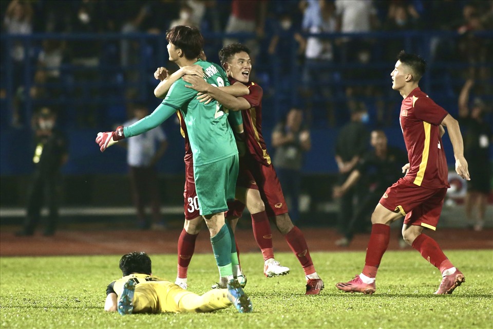 Thất bại 3-4 trên chấm luân lưu khiến U19 Malaysia không thể đăng quan chức vô địch U19 quốc tế 2022. Sau khi trọng tài thổi còi mãn cuộc, các cầu thủ U19 Malaysia đã gục ngã xuống sân trong lúc U19 Việt Nam ăn mừng.