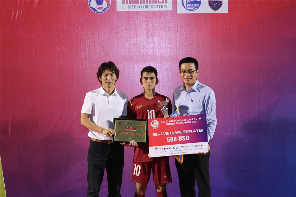 Khuất Văn Khang được bầu chọn là cầu thủ xuất sắc nhất giải. Dưới bàn tay nhào nặn của huấn luyện viên Đinh Thế Nam, Văn Khang được kỳ vọng sẽ vươn tầm và trở thành trụ cột của bóng đá Việt Nam trong tương lai.