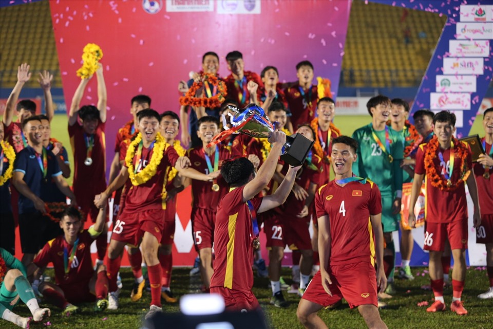 Các cầu thủ trẻ hạnh phúc trong ngày nhận chức vô địch.
