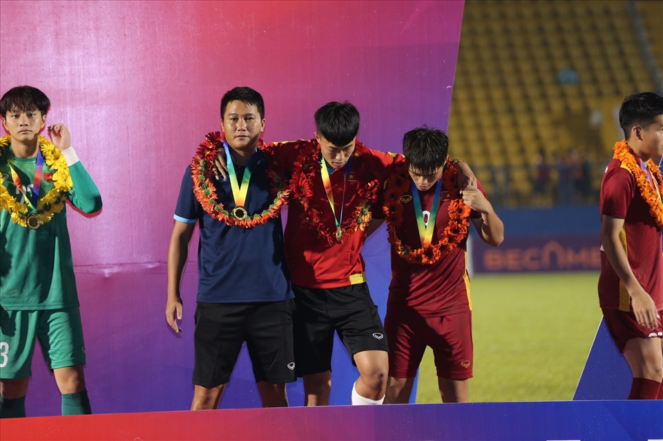 Văn Trường dính chấn thương và được các đồng đội dìu lên bục nhận huy chương. Trường là một trong những nhân tố thi đấu xuất sắc nhất của U19 Việt Nam ở vòng bảng.