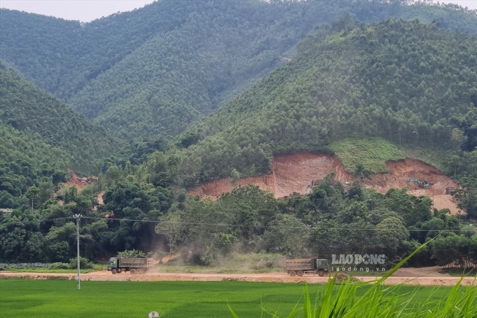 Hoạt động khai thác đất trái phép (tại huyện Thanh Sơn) đang phục vụ dự án trị giá hơn 164 tỉ đồng của huyện Thanh Thủy (Phú Thọ). Ảnh: Anh Tâm