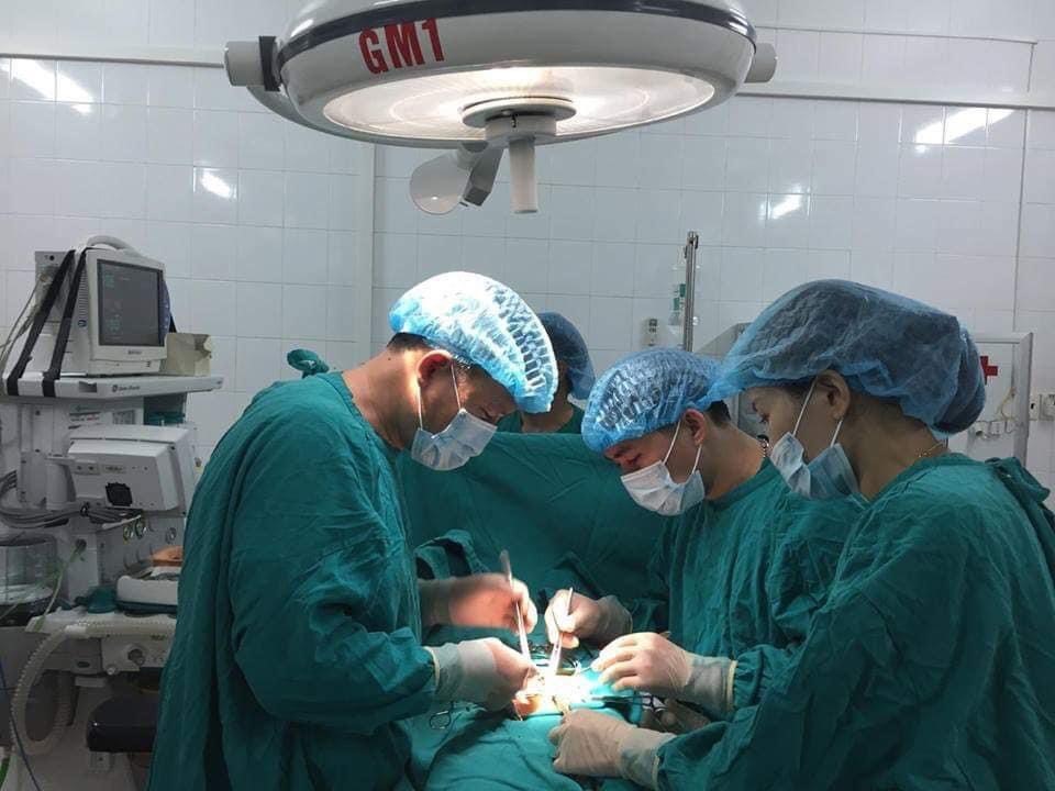 Ca phẫu thuật thay khớp háng cho bệnh nhân 100 tuổi được các y bác sĩ tiến hành.
