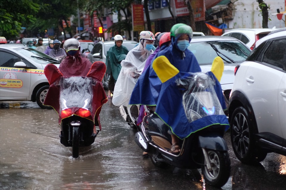 Còn tại Ngọc Lâm, Long Biên, tình trạng ùn tắc giao thông cũng đã xảy ra khi nước mưa chưa rút và cơn mưa vẫn đang trút xuống.