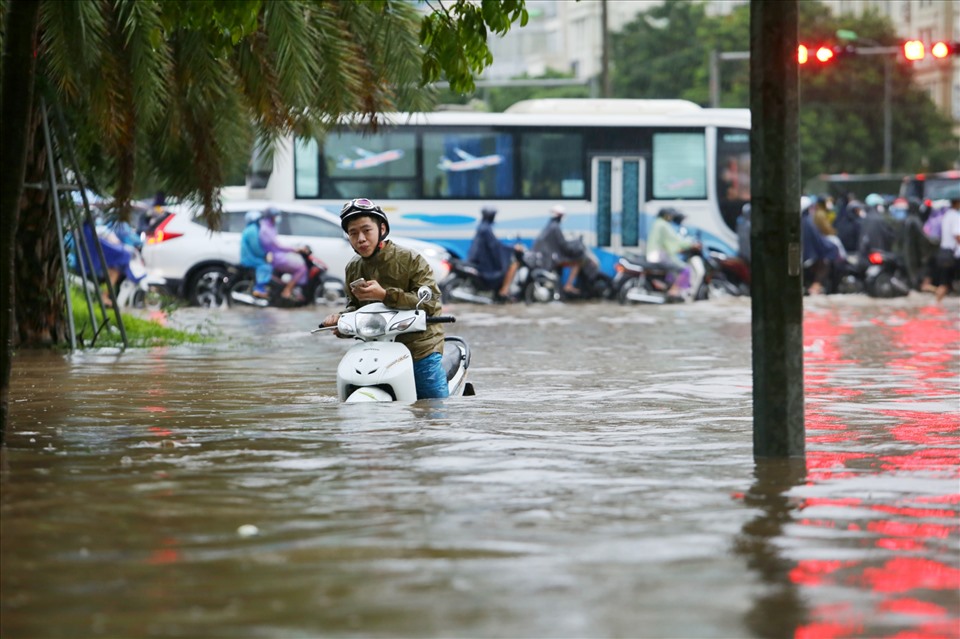 Theo ghi nhận đến 7h40, mực nước tại khu vực nút giao Phạm Hùng - Dương Đình Nghệ đến gần thắt lưng người lớn. Loạt xe máy, oto cố tình đi qua đều nhận cái kết là chết máy