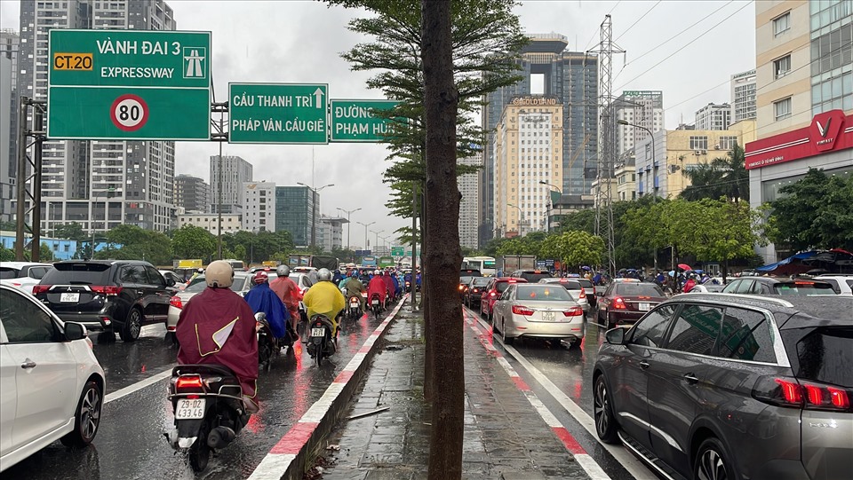 Ùn tắc giao thông xảy ra tại nhiều tuyến đường khi cơn mưa vẫn chưa có dấu hiệu dừng lại.