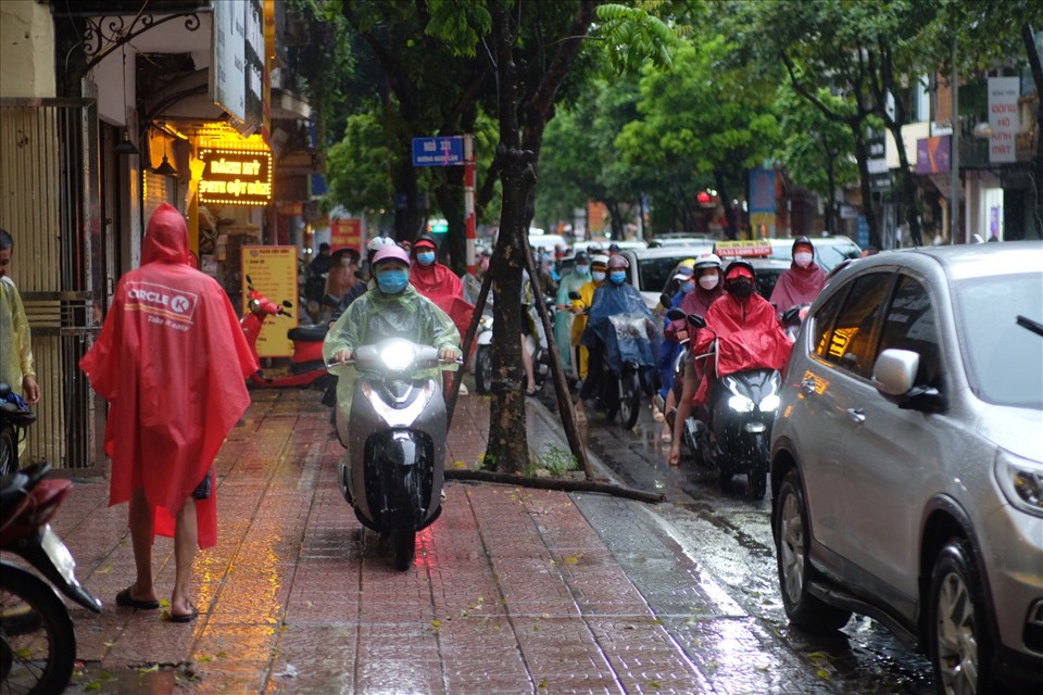 Nhiều phương tiện phải đi lên vỉa hè.