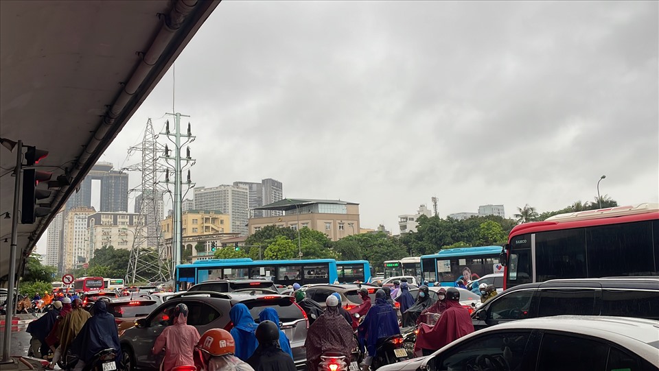 Do tình trạng mưa lớn, ngập sâu nên đường phố Hà Nội đang rơi vào tình trạng ùn tắc. Ghi nhận tại ngã tư Xuân Thuỷ, Cầu Giấy.