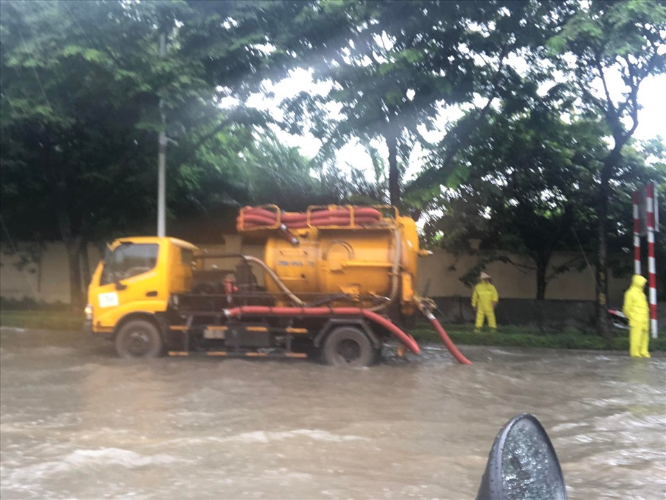 9h41: Khu vực chân cầu Vĩnh Tuy (quận Hai Bà Trưng) nước đã rút bớt khi công ty thoát nước tích cực xử lý úng ngập. Ảnh: Đức Mạnh