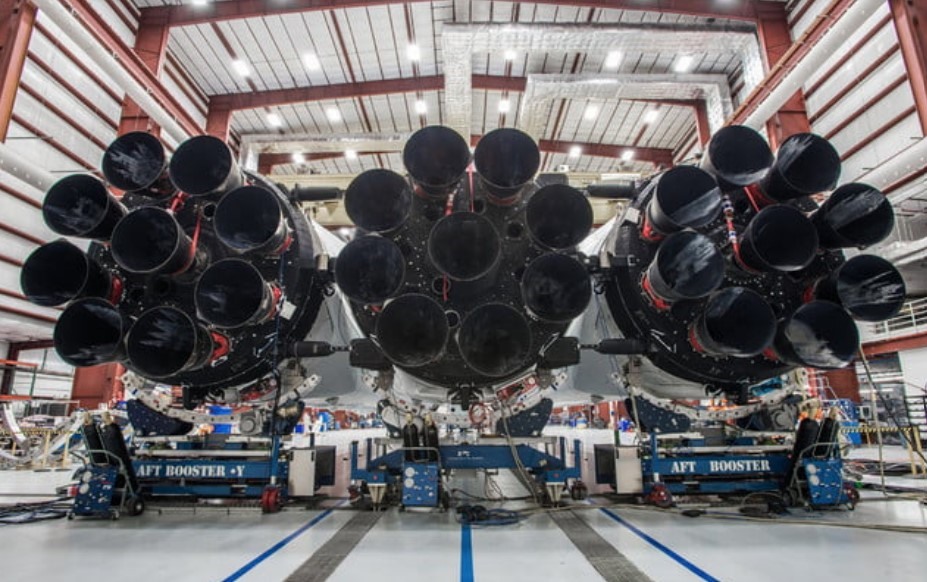 Tên lửa có thể tái sử dụng - Falcon Heavy hạng nặng của SpaceX. Ảnh chụp màn hình.
