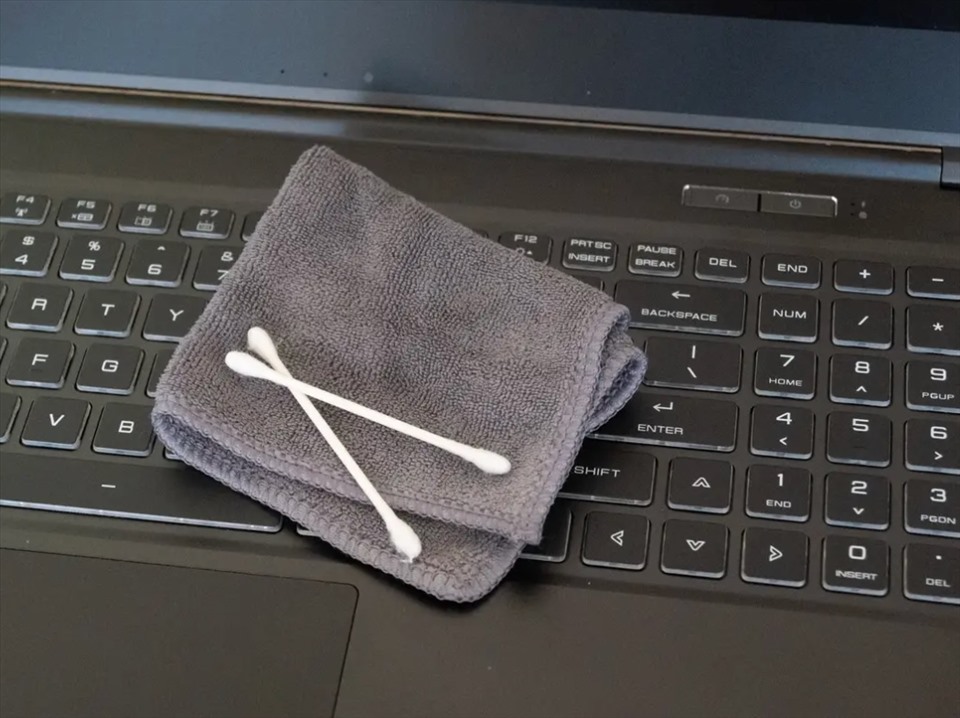 Sử dụng khăn khô và tăm bông để thấm hết nước trên máy tính xách tay. Ảnh chụp màn hình
