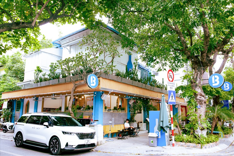 Tọa lạc tại số 13 Trần Phú, Ba Đình, Hà Nội, tiệm cà phê Blackeasy tuy mới mở không lâu nhưng đã nổi tiếng và được đông đảo bạn trẻ biết đến bởi không gian “sống ảo” tuyệt đẹp và nhiều cây xanh.