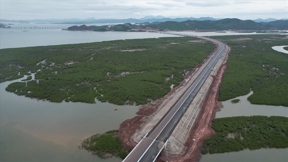 Với việc khánh thành tuyến cao tốc Vân Đồn - Móng Cái, Quảng Ninh là tỉnh đầu tiên trong cả nước có 3 tuyến cao tốc đường bộ. Ảnh: Đỗ Phương