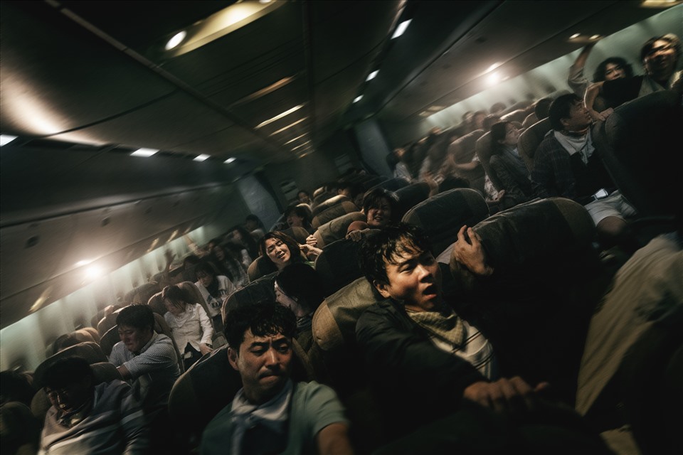 “Hạ cánh khẩn cấp” mang đến câu chuyện về một thảm họa dịch bệnh ở trên máy bay. Ảnh: NSX