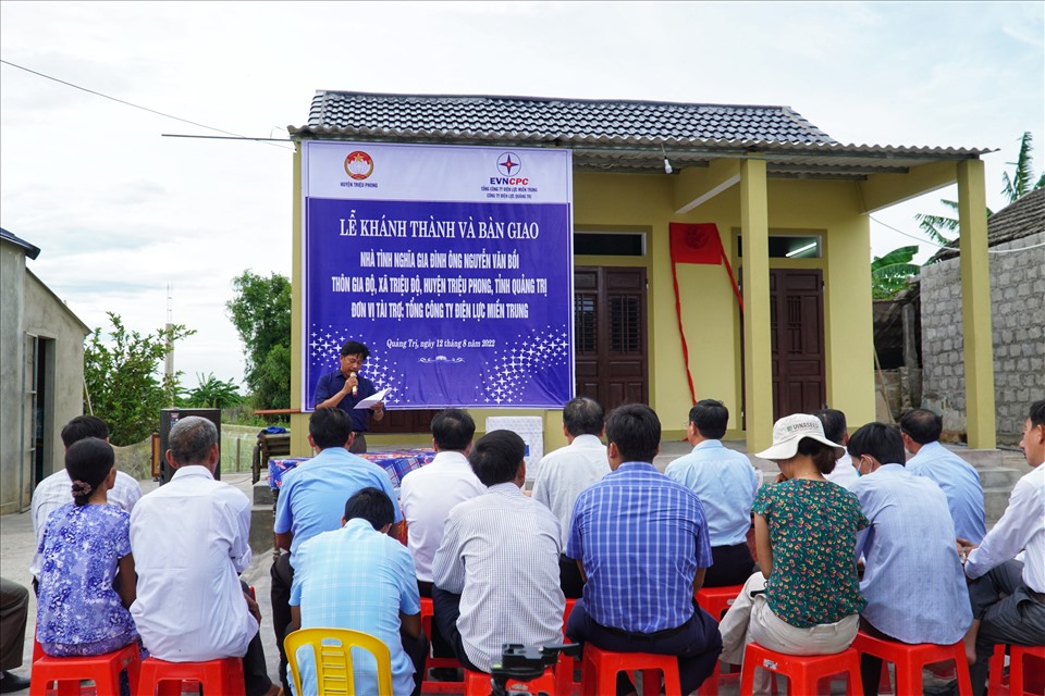 Tham dự Lễ Khánh thành và bàn giao Nhà tình nghĩa còn có sự tham dự của đại diện Ủy ban Mặt trận Tổ quốc Việt Nam huyện Triệu Phong, chính quyền địa phương xã Triệu Độ cùng đông đảo bà con nhân dân trên địa bàn