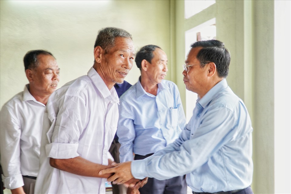 Ông Phan Văn Vĩnh - Giám đốc Công ty Điện lực Quảng Trị (bìa phải) chúc mừng gia đình ông Nguyễn Văn Bồi đã có ngôi nhà mới