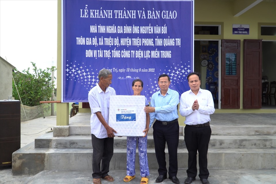 Lãnh đạo Công ty Điện lực Quảng Trị tặng quà mừng tân gia gia đình ông Nguyễn Văn Bồi