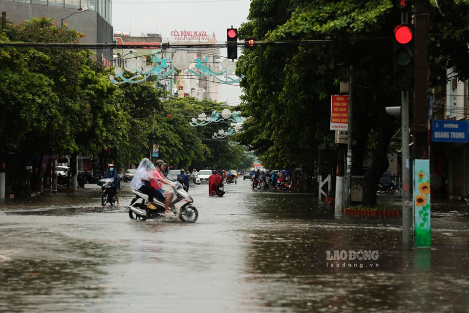Tới đầu giờ chiều ngày 12.8, khu vực TP.Nam Định tiếp tục có mưa lớn. Ảnh: V.M