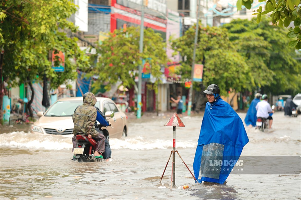 Theo ghi nhận, ngay từ sáng sớm Công ty Cổ phần Công trình đô thị Nam Định đã khẩn trương cử cán bộ trực tiếp đến các điểm ngập sâu để xử lý hệ thống tháo nước nhưng do lượng mưa quá lớn nên tốc độ thoát nước chậm. Ảnh: VM