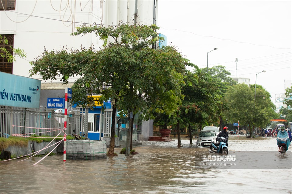 Đến thời điểm 11h30’, các tuyến phố như Máy Tơ, Hàng Thao, Bến Ngự vẫn ngập sâu trong nước. Ảnh: VM