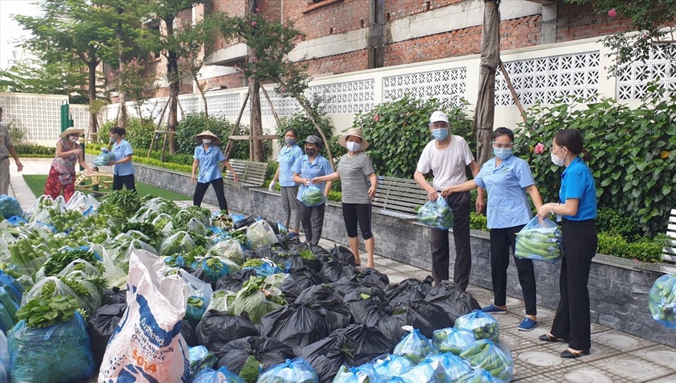 Chị Thuỷ tổ chức tập kết rau củ quả để hỗ trợ các bếp ăn, hỗ trợ người dân thời kỳ giãn cách.