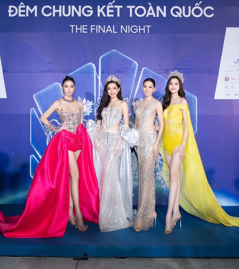 Đương kim Miss World 2021 xuất hiện rạng rỡ trên sân khấu cùng Hoa hậu Tiểu Vy, Hoa hậu Đỗ Thị Hà, Hoa hậu Lương Thuỳ Linh
